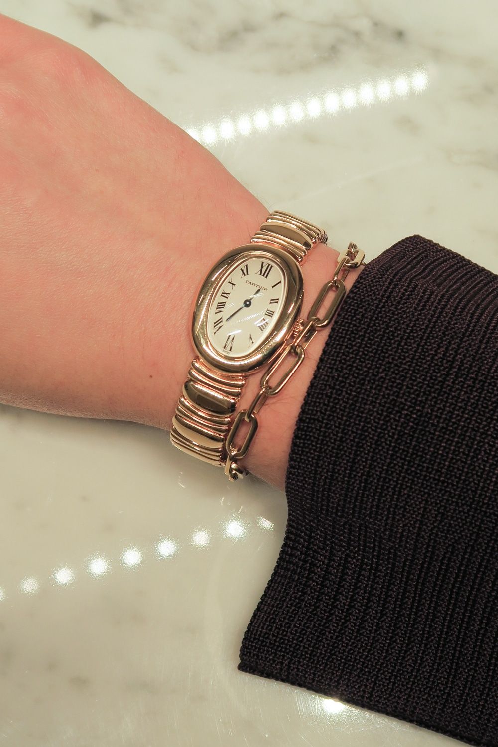 While visiting Bucherer Covent Garden, I also had to flutter over to the Certified Pre-Owned collection. There were a number of women’s pre-owned timepieces that were too exquisite not to try on! My favourite from the collection had to be this glitzy Cartier Baignoire, with a dainty white face and gold strap. While gold can sometimes be bold in a watch, this one felt so right once on my wrist! I have a select watch collection and this vintage Cartier would be the jewel in the crown (one day…) Cartier Gold Watch, Vintage Cartier Watch, Cartier Watches Women, Vintage Gold Watch, Gold Watches Women, Vintage Watches Women, Luxury Watches Women, Vintage Gold Bracelet, Girly Jewelry