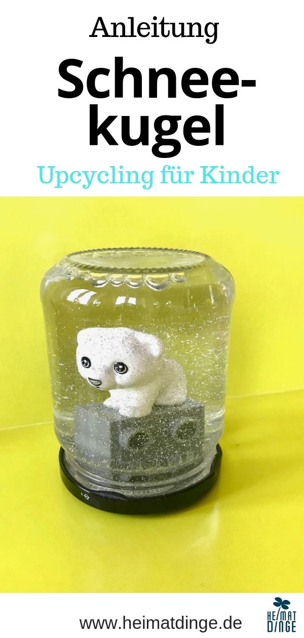 Zauberhafte DIY Schneekugel aus altem Spielzeug mit Kindern selber machen! Tolle, einfache Bastelidee für Weihnachten, die sich auch perfekt als Weihnachtsgeschenk für Oma & Opa eignet. Hier findet ihr die Anleitung für diese niedlichle Weihnachtsdeko. #weihnachtsdeko#upcycling#kinder#recycling#basteln#einfach #bastelideenkinder