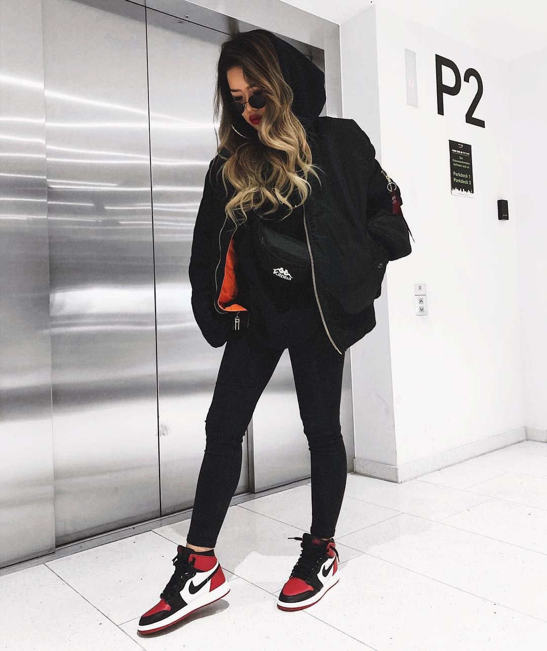 Cooles Streetwear Outfit für Frauen! All Black Look und dazu Cooles Streetwear Outfit für Frauen! All Black Look und dazu