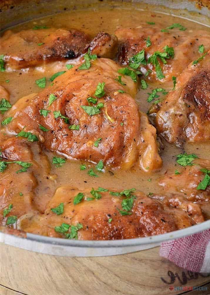 Easy Creamy Smothered Chicken and Gravy Recipe Chicken N Gravy Recipe, Smothered Chicken Recipes, Yummy Chicken Recipes, Yum Yum Chicken, Baked Chicken Thighs, Chicken Breasts, Fried Chicken, Gravy Recipes, Bacon Recipes