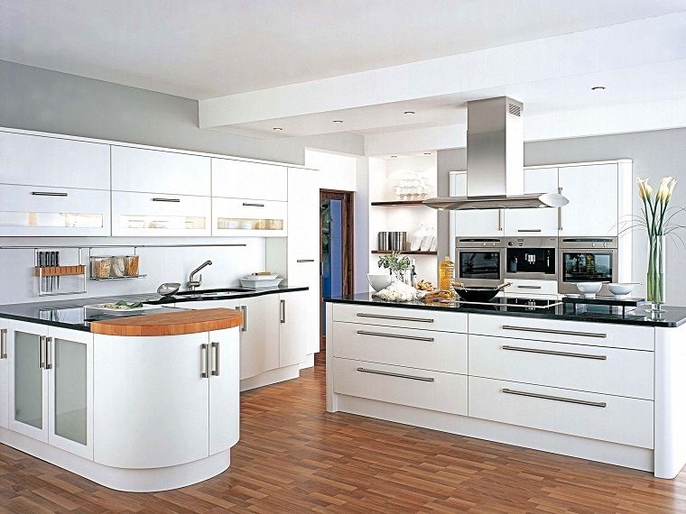 cucine moderne bianche di design con pavimento in legno | Cucina ... cucine moderne bianche di design con pavimento in legno | Cucina ...