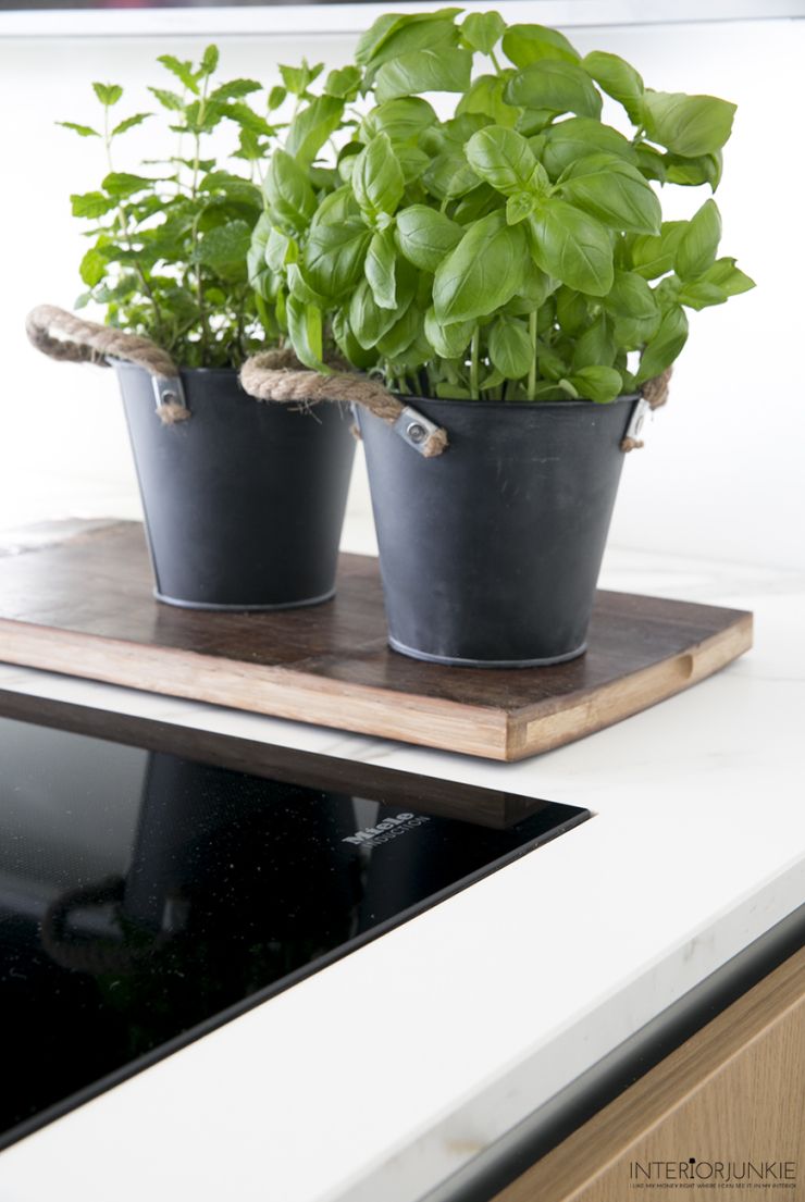 Een kijkje in de marmer look keuken van Meryam | Beeld © Elisah Jacobs/InteriorJunkie.com Home Kitchens, Interior And Exterior, Planter Pots, Kitchen Inspiration, Upcycle, Interiors, House, Seeds, Upcycling