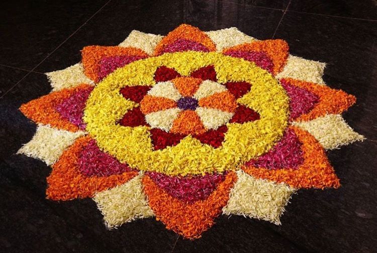 Decorate Your Home With These Flower Rangoli Designs On This Diwali...!! #BestRangoliDesigns #DiwaliRangoliDesignsWithFlowers #FloralRangoliDesigns #FlowerRangoli #FlowerRangoliDesign #FlowerRangoliDesigns #FlowerRangoliSimpleDesign #Rangoli #RangoliDecoration #RangoliDesigns #RangoliDesignsWithFlowers #SimpleRangoliDesignsWithFlowers Easy Rangoli Designs Videos, Rangoli Designs Simple Diwali, Rangoli Designs Latest, Small Rangoli Design, Rangoli Ideas, Rangoli Designs Flower, Free Hand Rangoli Design, Colorful Rangoli Designs, Beautiful Rangoli Designs