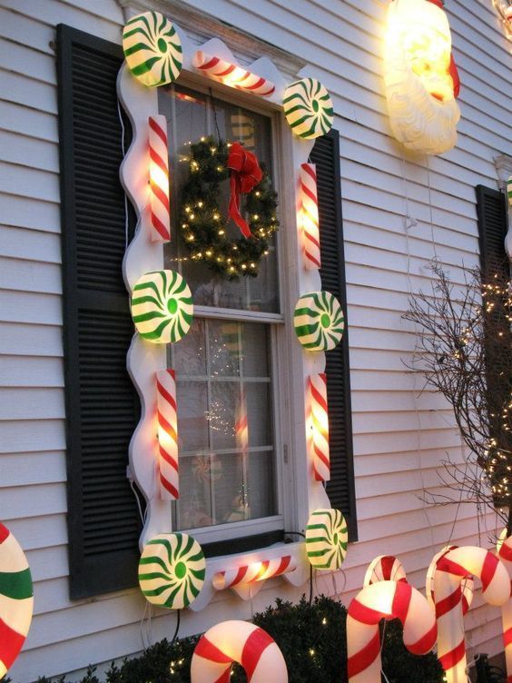 Outdoor Christmas Lights: Ideas To Inspire You - Tulamama Best Outdoor Christmas Decorations, Diy Christmas Lights, Decoration Christmas, Easy Christmas Diy, Christmas Design, Xmas Decorations, Christmas Time, Outdoor Decorations, White Christmas