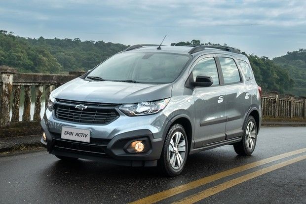 Spin Activ chega à linha 2021 com novidades (Foto: Divulgação)
O Spin não é um carro barato. A gama atual parte de R$ 69.990 e rompe a barreira dos seis dígitos com o topo de linha Activ7 automático das fotos, vendido por R$ 101.750. Mas, ainda assim, ele segue sendo o mais barato do seu segmento: nenhum oferece sete lugares por menos de R$ 95.390. E poderia ser até menos, se a GM não tivesse restringido a terceira filei Hyundai Veloster, Mitsubishi Outlander, Kia Sorento, Minivan, Ford Focus, Audi A3, Peugeot, Justin Allgaier, Brandon Brown