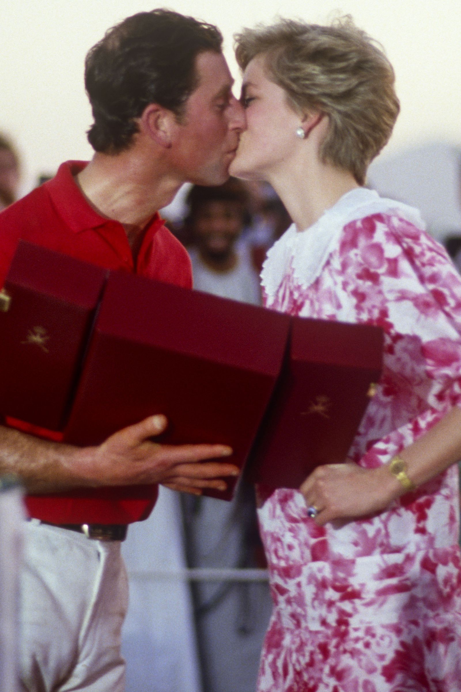 1986- HarpersBAZAAR.com...Once upon a time in some real family....real because miss Diana Spencer, was a real woman!! Princess Diana And Charles, Princess Diana Photos, Princess Diana Family, Prince Charles, Prince And Princess, Royal Family, Sophie Marceau, Julia Roberts, Summer Family Pictures