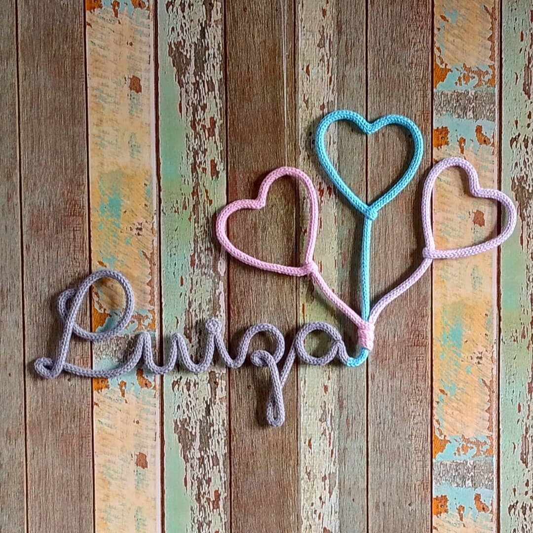 Enfeite personalizado. #tricotincuritiba #Luiza #ensaiogestante #festainfantil #quartodemenina #portamaternidade #ensaiofotografico… Keychain, Instagram, Bottle, Personalized Ornaments, Kids Part, Spool Knitting, Flask, Jars