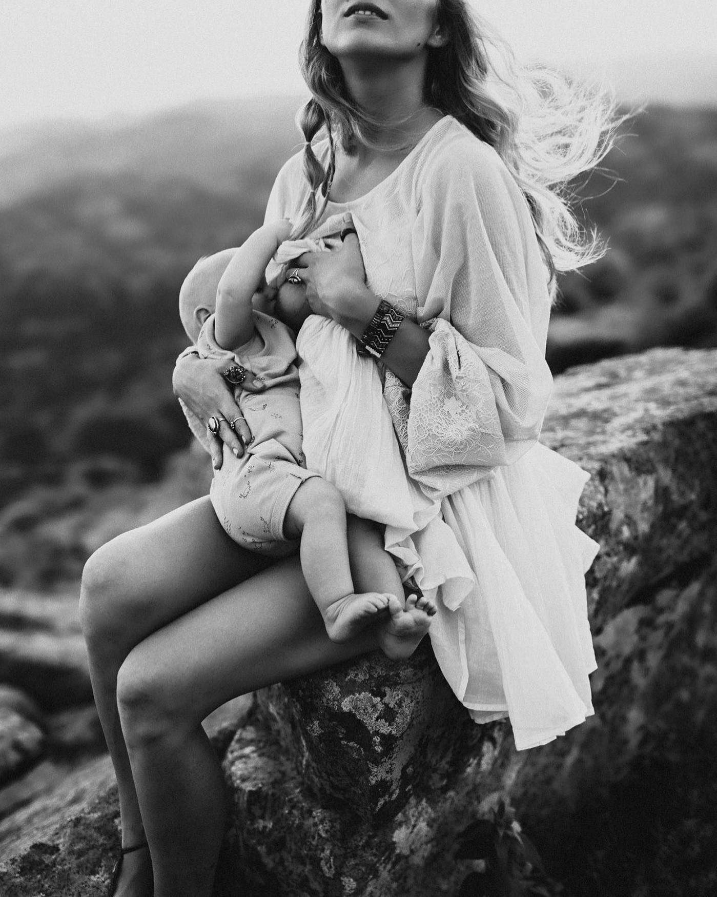 Breastfeeding Schedule Newborn, Power Pumping Breastfeeding, Nursing Clothes Breastfeeding, Weaning Breastfeeding, Breastfeeding Quotes, Breastfeeding Pictures, Extended Breastfeeding, Breastfeeding Photography, Breastfeeding Fashion