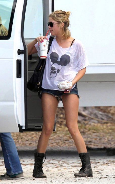 Arriving for work on their upcoming film "Spring Breakers", Vanessa Hudgens, Ashley Benson and Selena Gomez were spotted on set on Wednesday afternoon (March 7). Ashley Benson Style, Hottest Celebrities, Celebs, Tiny Shorts, King Photo, Spring Breakers, Vanessa Hudgens, New Shows, Pretty Little Liars
