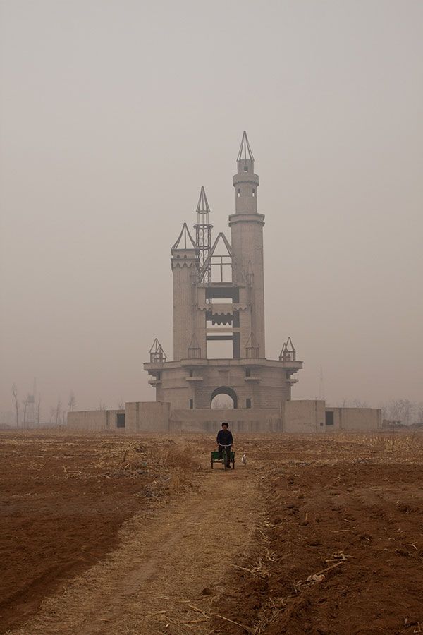 The beauty of the most haunted and mysterious abandoned amusement parks on Earth Abandoned Mansions, Abandoned Buildings, Abandoned Places, Scary Places, Haunted Places, Places To Visit, Abandoned Theme Parks, Abandoned Amusement Parks, Parc D'attractions