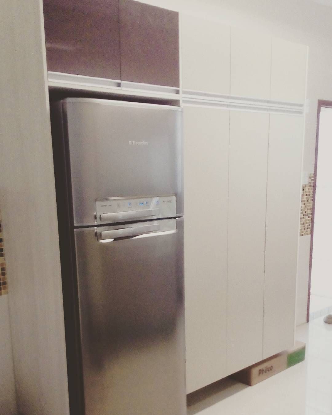 Mais espaço pra organizar sua cozinha! #DECORATA #moveisplanejados #decoracao #interiores #praiagrande #013 #baixadasantista #santos #arquitetura #designdeinteriores #design #instadecor #decoração #moveis #planejados #cozinhaplanejada #cozinha #planejada Top Freezer Refrigerator, French Door Refrigerator, French Doors, Kitchen Appliances, Home, Cob House Kitchen, Saints, Log Projects, Arquitetura