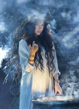 Как привлечь внимание и заинтересовать человека? Foto Fantasy, Fantasy Kunst, Fantasy Art, Poses, Witch Craft, Fantasy Photography, Witch Aesthetic, Witchy Woman, Priestess