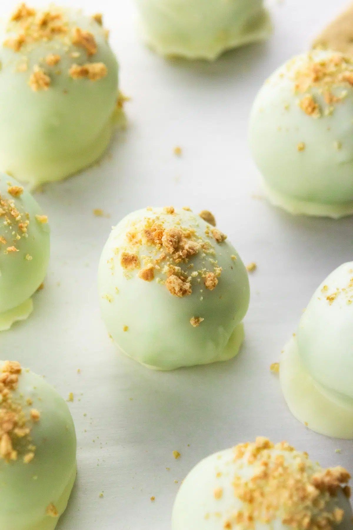 Key Lime Pie Cake Truffles - Jenna Baked Key Lime Pie Cake, Key Lime Flavor, Traditional Christmas Cookies, Cold Cake, Candy Truffles, Vanilla Cake Mixes, Pie Bar, Fun Baking Recipes, Graham Cracker Crumbs
