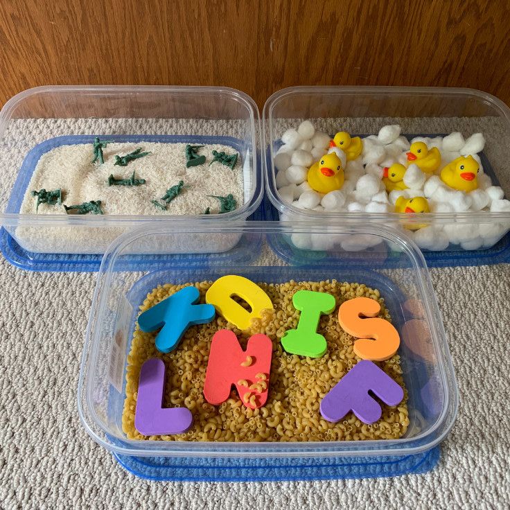 A sensory bin is a fun way for toddlers to practice cognitive and fine motor skills with play! This easy DIY uses items from the dollar store and around the house. Learn how to make homemade sensory bins for your kids from Messy Momma Crafts. #MessyMommaCrafts Diy Toddler, Toddler Play, Toddler Crafts, Preschool Crafts, Sensory Boards, Sensory Bins, Diy Activities, Toddler Activities, Foam Letters