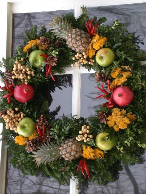 Williamsburg Wreath Featuring Small Pineapples Christmas Christmas Decorations: The Pineapple. Williamsburg wreath featuring small pineapples - Williamsburg Wreath Featuring Small Pineapples Christmas