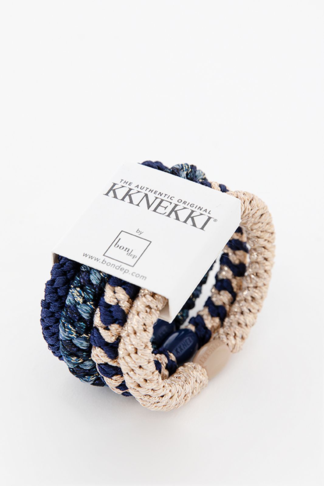 De blauwe gevlochten haarelastiekjes van KKknekki komen in een set van 4. Spaar alle verschillende kleurtjes die matchen bij je outfit of geef het als een cadeautje. KKknekki is een geweldige collectie van het Scandinavische merk Bon Dep dat producten van topkwaliteit maakt. Door de kunstof kraal blijven je haren er niet tussen zitten. Laat ze lekker in zitten tijdens het zwemmen, daar kunnen ze gewoon tegen. Deze dikke elastiekjes zitten perfect in je haar, rekken goed mee en gaan terug in vorm Sissy Boys, Products, Gadget