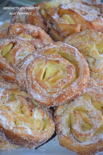 Selem alaykoum/Bonjour Aujourd'hui c'est un vrai coup de coeur que je partage avec vous,de savoureux beignets aux pommes bien moelleux,de bons beignets en forme d'escargot qui ont fait le bonheur des petits et des grands à la maison ...un vrai délice...... Desserts With Biscuits, Köstliche Desserts, Delicious Desserts, Yummy Food, Apple Recipes, Sweet Recipes, Cake Recipes, Dessert Recipes, Fritters