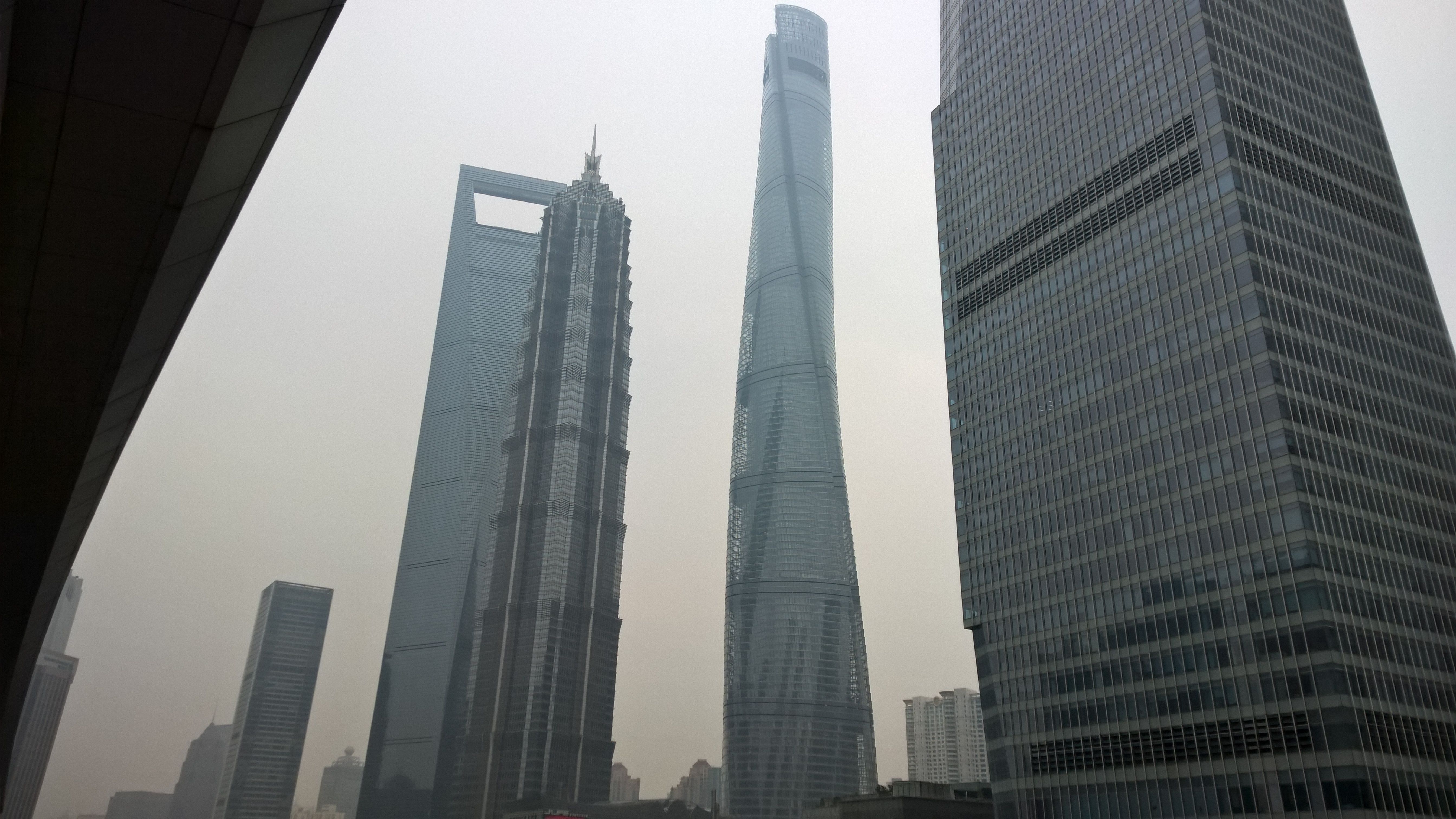 Lo skyline di Shanghai è probabilmente il più suggestivo che esiste al mondo. Specie quando c'è quella nebbiolina leggera che avvolge tutti gli edifici e ne nasconde alcuni Skyline, Shanghai, Yorkie, Hong Kong, Singapore, Skyscraper, Multi Story Building, New York, Structures