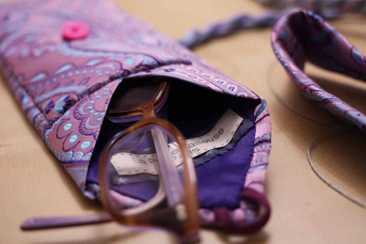 Bonjour tout le monde! Je suis ravie de vous présenter un nouveau DIY, parce que ça faisait bien trop longtemps, non? Cette fois-ci j’ai choisi un DIY facile et assez rapide à réaliser sur le… Diy Pochette, Cadeau Parents, Coin Couture, Textile Crafts, Refashion, Neck Tie, Sunglasses Case, Peep Toe, Wallet