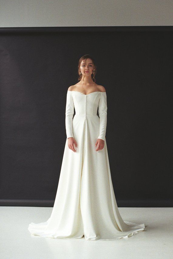 Modernes schulterfreies Brautkleid mit geteiltem schulterfreiem Langarm-Brautkleid aus Crêpe Minimalistisches Brautkleid mit Knopfleiste SERENA - Wedding Dresses <3. - #aus #Brautkleid #Crêpe #dresses #geteiltem #Knopfleiste #LangarmBrautkleid #Minimalistisches #Mit #modernes #schulterfreiem #schulterfreies #SERENA #Wedding #bloggonh Modernes schulterfreies Brautkleid mit geteiltem schulterfreiem Langarm-Brautkleid aus Crêpe Minimalistisches Brautkleid mit Knopfleiste SERENA - Wedding Dresses #bloggonh