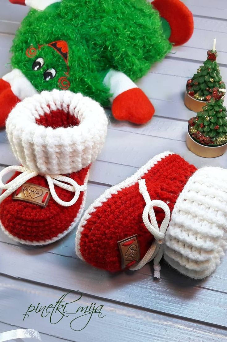 baby socks; baby socks bouquet; baby socks crochet; baby socks knit; baby socks organization; Crochet Baby Socks, Crochet Baby Booties Pattern, Booties Patterns, Knit Baby Booties, Baby Knitting, Free Knitting, Crochet Rose, Love Crochet, Christmas Hat