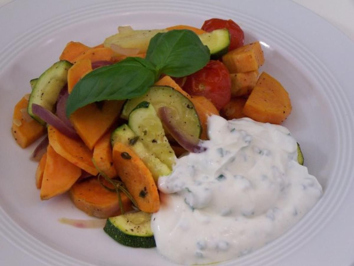 Das perfekte Ofengemüse mit Schnittlauchquark-Rezept mit einfacher ...