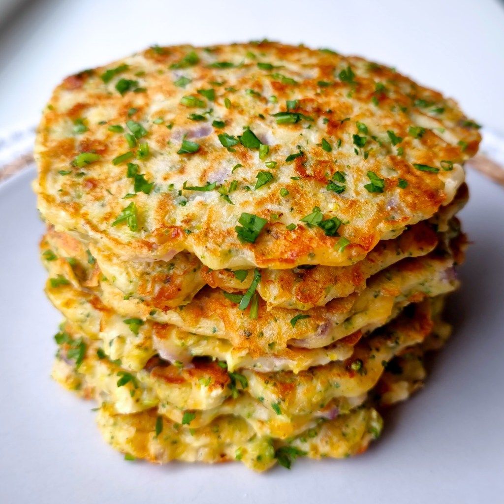 Eiwitrijke pancakes broccoli, rode ui u0026amp; cheddar (vega)