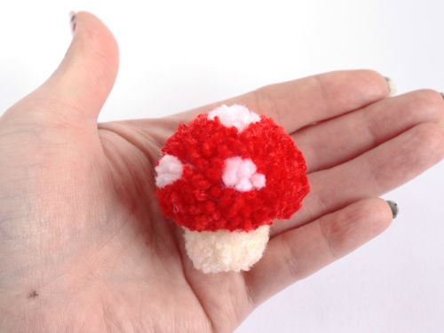 25 Pompom Crafts Pompom Crafts Pompom Decor Pompom Animals Pompom Tutorials How To Make Pompoms Pompom Garlan Mushroom Crafts Pom Pom Crafts Diy Pom Pom