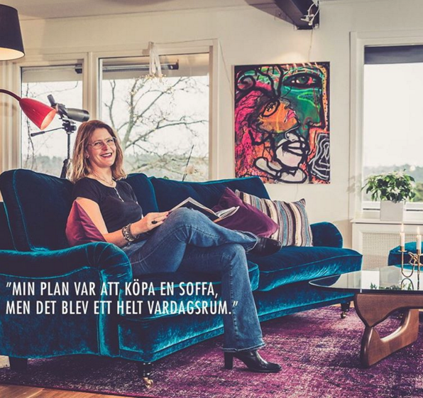 Blå sammetssoffa lejonet i howardmodell. howard, soffa, vardagsrum ...
