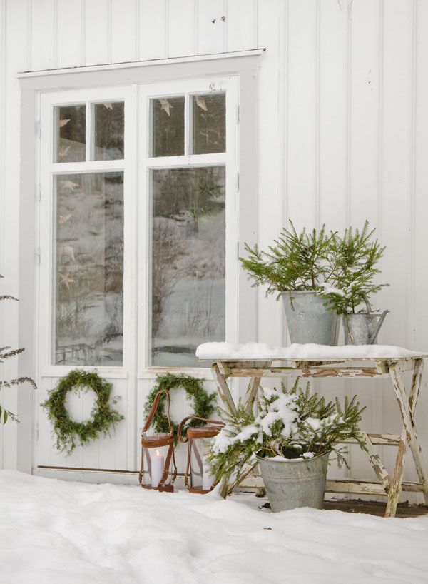 HOME & GARDEN: Let it snow ! Holiday Door, Christmas Porch, Noel Christmas, Country Christmas, Outdoor Christmas, Little Christmas, Farmhouse Christmas, All Things Christmas, Winter Christmas