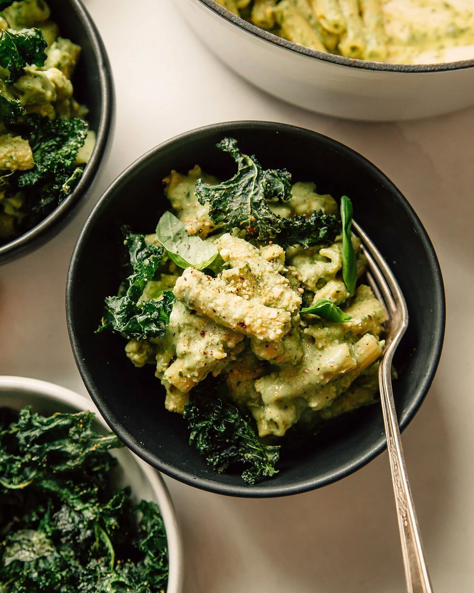 This creamy, flavourful avocado pesto pasta has lots of fresh basil, garlic, and lemon. It’s a quick and easy plant-based meal, and one of my favourite vegan dinners! Top with crispy baked kale for an added crunch. Vegan Dinner Recipes, Vegan Dinners, Pasta Recipes, Vegetarian Recipes, Avocado Pesto Pasta, Vegan Pesto, Healthy Food Blogs, Healthy Recipes, Baked Kale