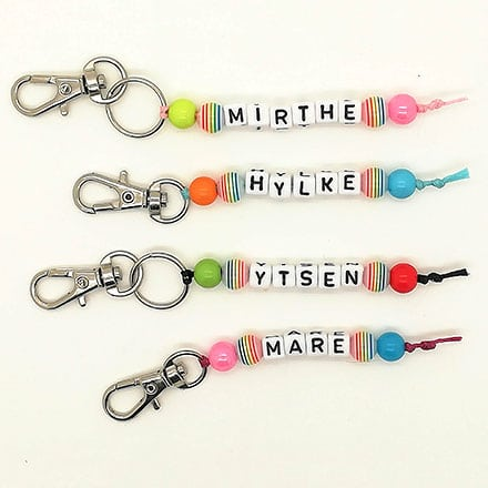 Kant en klare sleutelhangers met naam, sleutelhanger laten maken, zelf maken, diy letterkralen, ronde kralen, vierkant, regenboog, gekleurd, traktatie school, trakteren, juffendag, bedankt, afscheid cadeautje, uitdeelcadeautjes Diy Keychain, Personalized Keychain, Personalised, Personalized Items, Homemade Gifts, Diy Gifts, Backpack Tags, Gifts For Kids