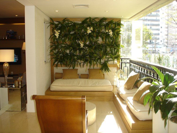 mur végétal composé de fougères et d'orchidées blanches au balcon aménagé avec deux bancs en bois Balcony Ideas Apartment Outdoor, Backyard Balcony, Apartment Balconies, Small Balcony Design, Small Balcony Decor, Exterior Decor, Interior And Exterior, House Interior, Outside Living