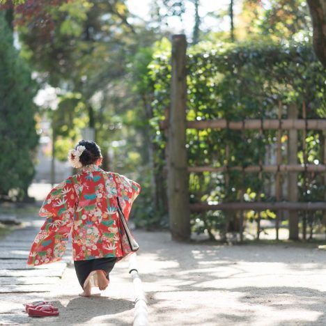 裸足で駆けていく七五三の女の子 七五三 七五三 神社 七五三 3歳