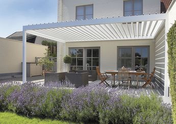 angebaute pergola selbsttragend aluminium orientierbaren lamellen algarve renson terrassengestaltung terrassenuberdachung garten terrasse