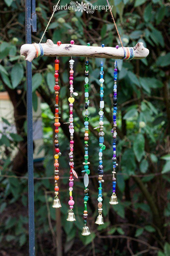 Add Sparkle to the Garden With This Beautiful Beaded Wind Chime - Garden Therapy Garden Art Projects, Arts And Crafts Projects, Arts And Crafts For Kids, Kids Crafts, Carillons Diy, Dream Backyard Garden, Garden Fence, Diy Garden, Garden Ideas