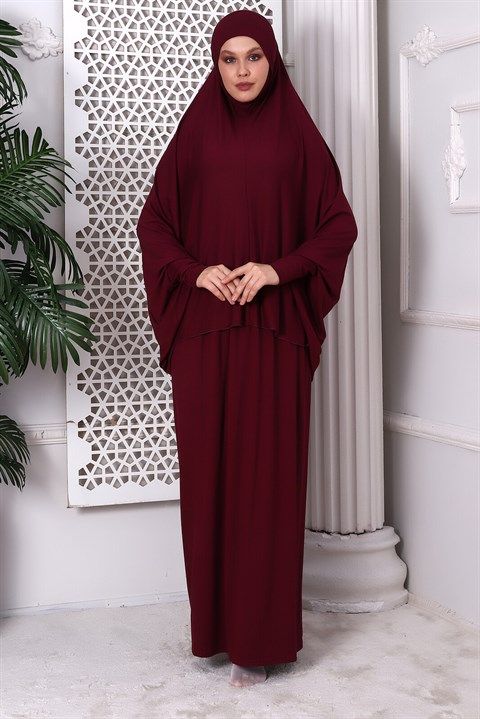 İki Parça Pratik Namaz Elbisesi 8016 BordoLikralı penye kumaştan imal edilmiştir, ütü istemez, kırışmaz özelliktedir.Düz renk ve desensiz kumaştır.Namaz elbisesi 4 mevsim kullanılabilir.Ürün başörtüsüyle yekpare oluşur, pratik ve kolay giyilir.Başörtüsü başa geçirmelidir üst kısmıyla bitişik nizamdır.Başörtüsü önden ve arkadan yarım pelerin görünümlüdür, iki parçadır ; etek giyilir.Bol kesimdir, vücut hatlarını belli etmez.Kıyafet üzerine kullanıma uygundur.Kol kısmı yarım yarasa kesimdir, rahat Hijab, High Neck Dress, Dresses, Products, Fashion, Stop It, Turtleneck Dress, Vestidos, Moda