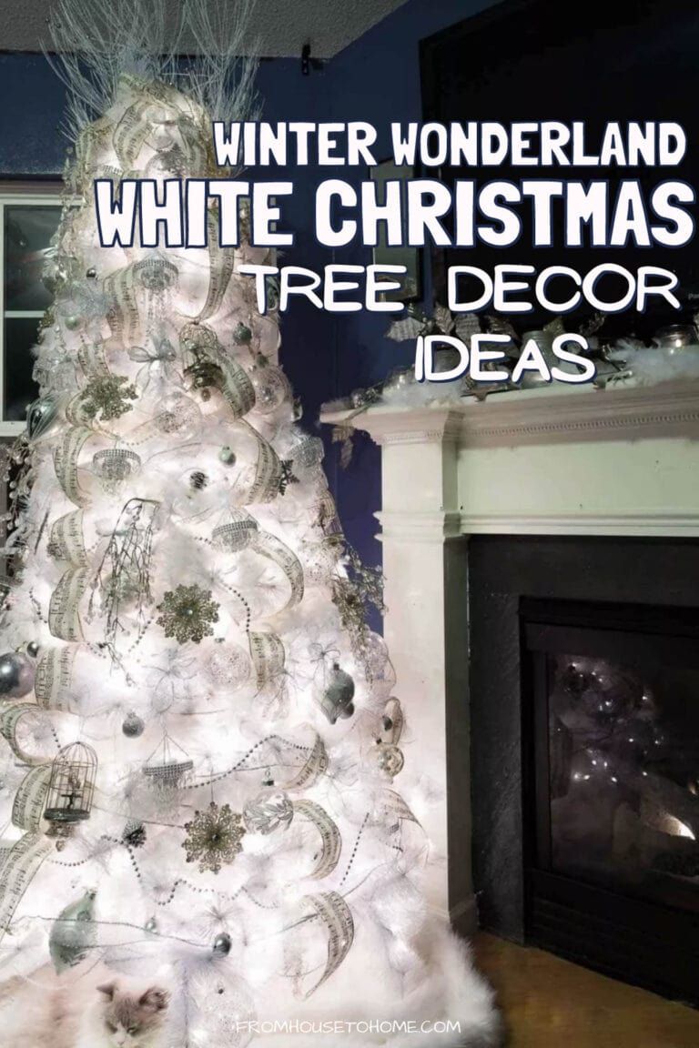 While appreciation for traditional red and green Christmas tree decorations runs deep, try out something new this year with these gorgeous all-white Christmas tree decorations. I'm sure you'll get a winter wonderland scene into your living room. Peacock Christmas Tree, White Christmas Tree Decorations, Christmas Tree With Snow, Silver Christmas Decorations, White Christmas Trees, Winter Wonderland Christmas, Beautiful Christmas Trees, Elegant Christmas, Holiday Fun