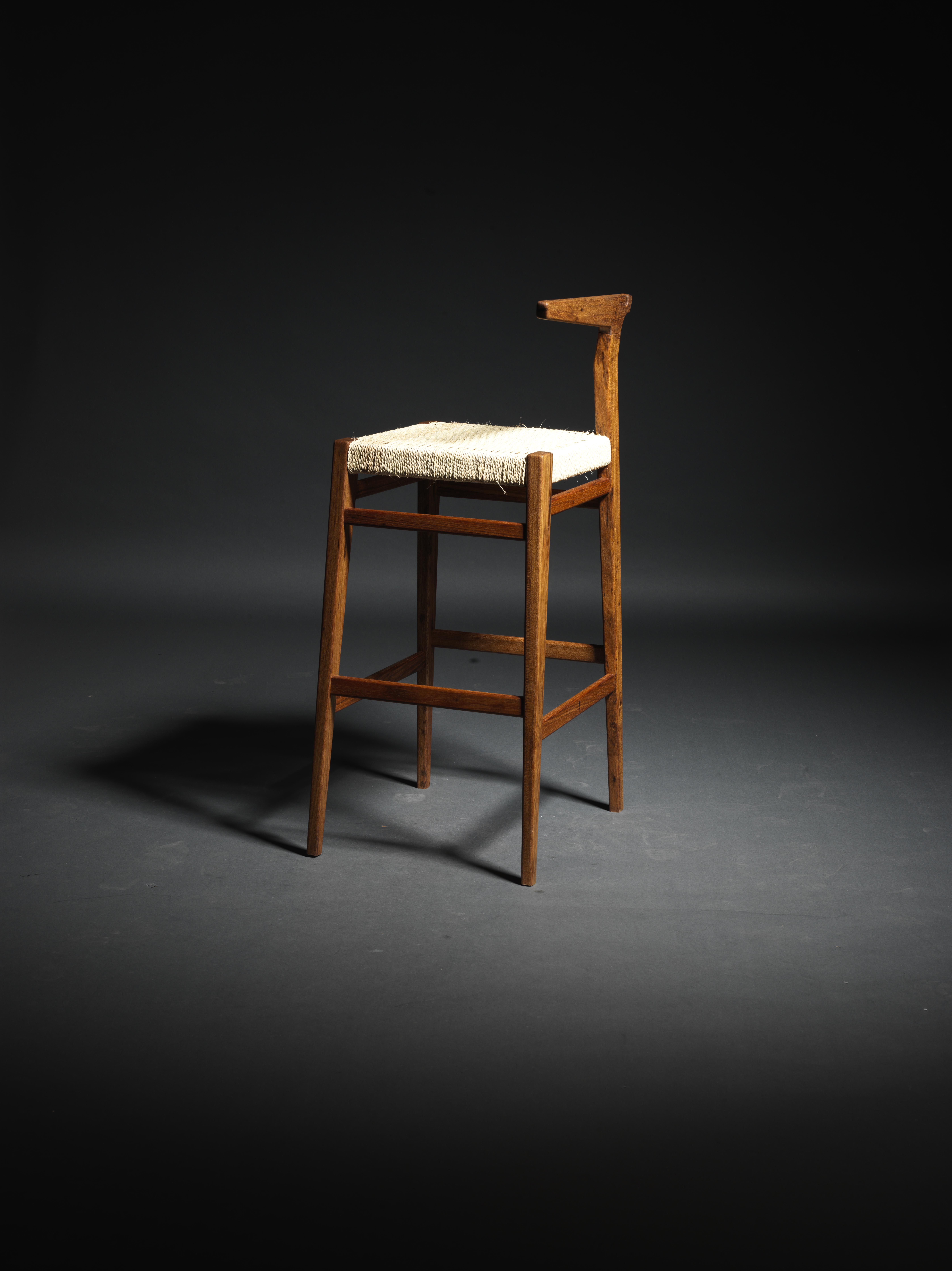 Design por RICARDO GRAHAM FERREIRA | oEbanista #feitoamao #ebanisteria #escultura #handcraft #woodworking #oebanista #ricardograhamferreira #collectibledesign #braziliandesign #designcolecionavel #interiordesign #designautoralbrasileiro #braziliandesign #brazilianart Studio Interior, Graham, Stool, Furniture, Home Decor, Design, Chairs, Made By Hands, Sculptures