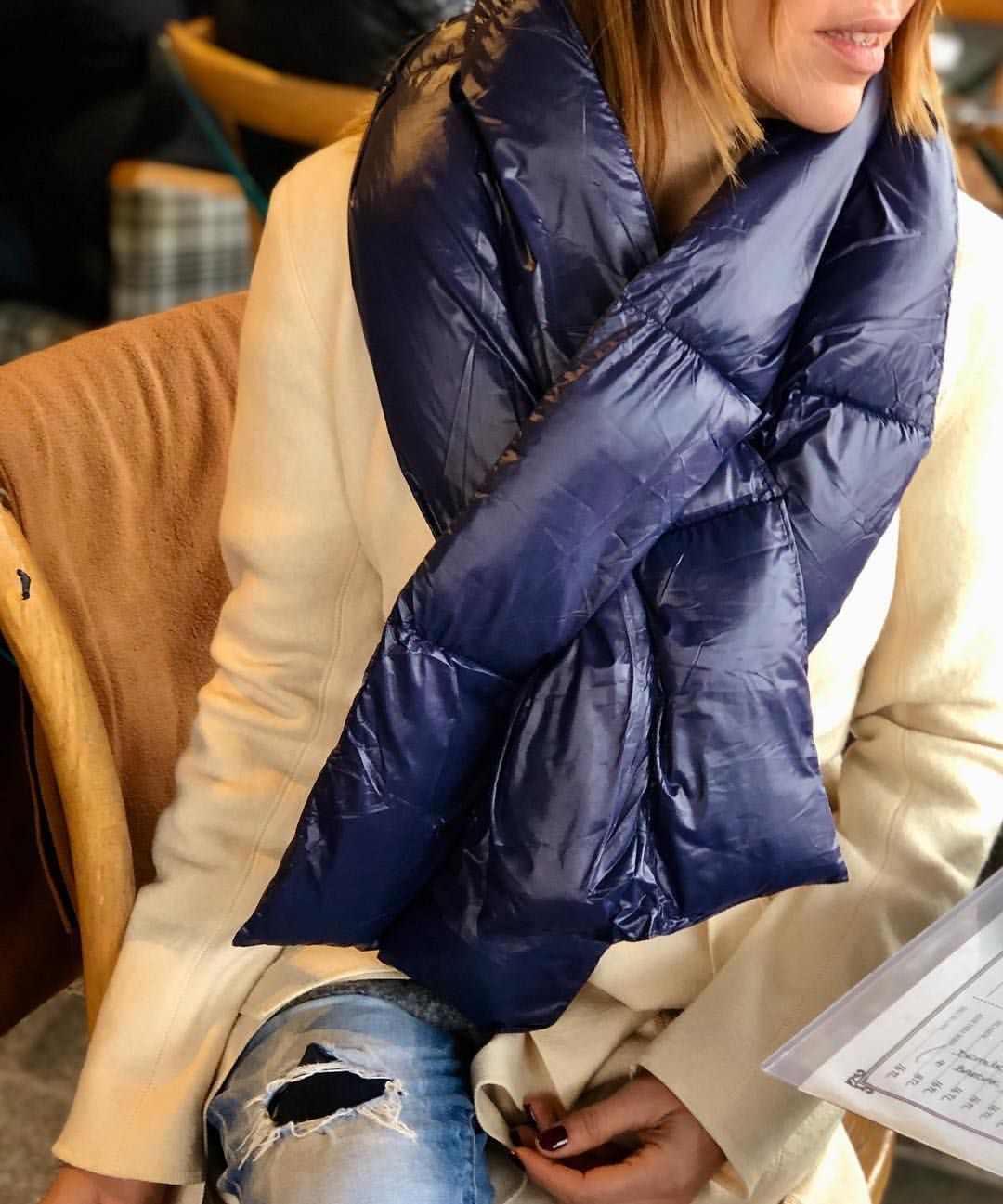 Lacivert Rengi Ile Puffy Yaka Boyunluk Siyah Ve Lacivert Renk Alternatifi Ile Whoknowsofficials Whoknowsofficia Puffy Fashion Winter Jackets
