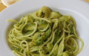 Pasta con zucchine, pomodorini e pesto - La pasta con zucchine, pomodorini e pes...