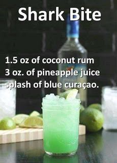 Hai-Biss ... 1,5 Unzen Kokosnuss-Rum, 3 Unzen Ananassaft und ein Schuss Blue Curaçao #alcoholicpartydrinks