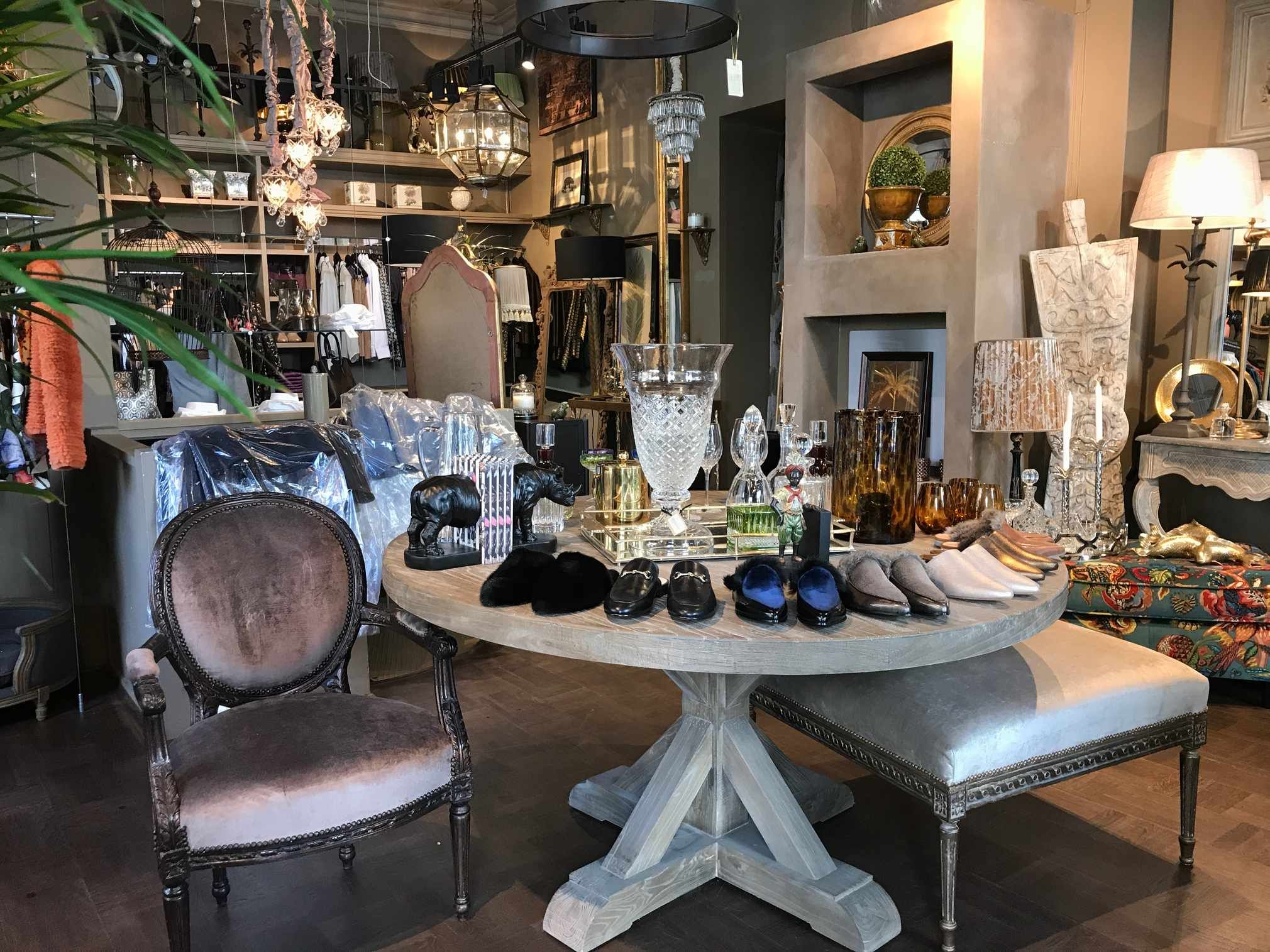 Bli med på inspirasjonstur til Oslo - Franciskas Vakre Verden Oslo, Antique Sofa, Sofas And Chairs, Table Settings, Table Decorations, Antiques, Furniture, Home Decor, Chair