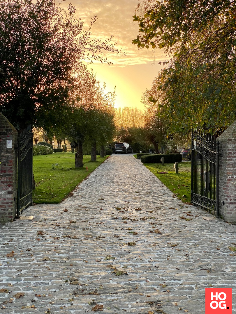HOOG.design – Exclusieve woon- en tuininspiratie in Nederland en BelgiëLange oprit met kasseien - Ramen, Sidewalk, Structures, Design, Side Walkway, Walkway, Walkways, Pavement
