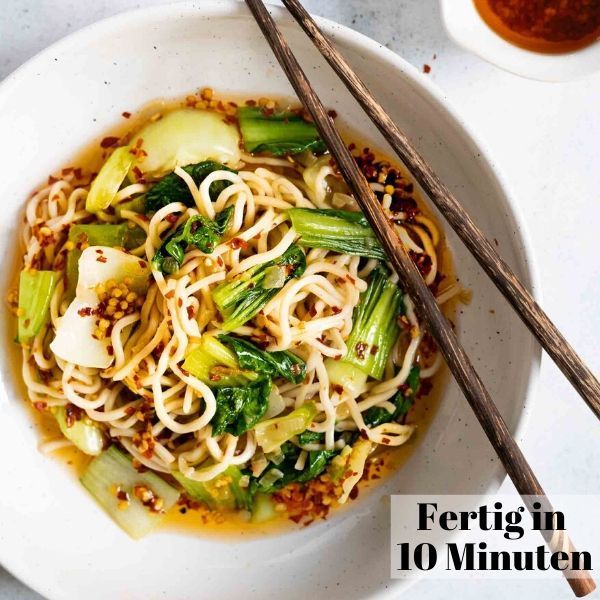 Asia Nudeln mit Chili Öl und Pak Choi