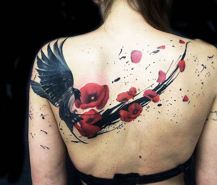 tattoo freiheit, frau mit großer tätowierung am rücken, vogel mit roten