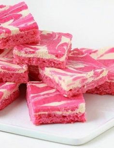 Pink Velvet Cheesecake Swirl Brownies. These colorful pink brownies are definitely not boring. Perfect for any celebration that requires a pop of color! Rosa Desserts, Köstliche Desserts, Delicious Desserts, Dessert Recipes, Yummy Food, Pink Desserts Easy, Brownie Desserts, Dessert Simple, Healthy Dessert