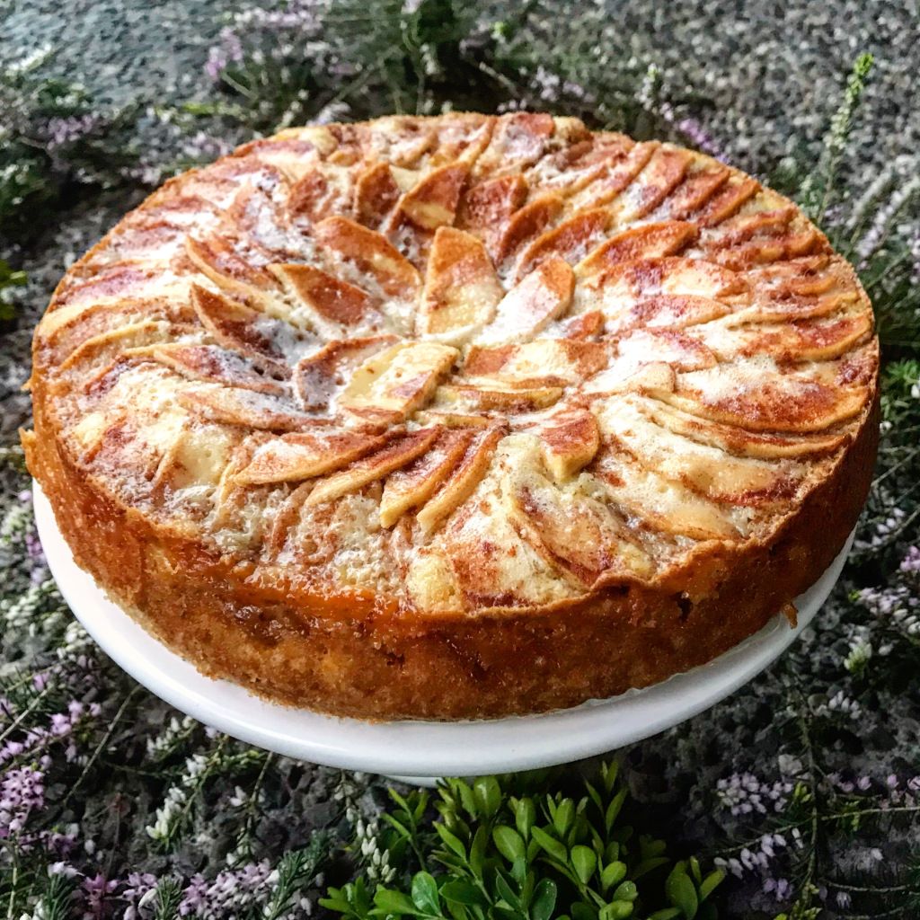 Apple Kuchen {German Apple Cake} – Rumbly in my Tumbly German Desserts, Köstliche Desserts, Delicious Desserts, Yummy Food, German Food Recipes, French Recipes, Apple Desserts, Apple Cake Recipes, Fruit Recipes