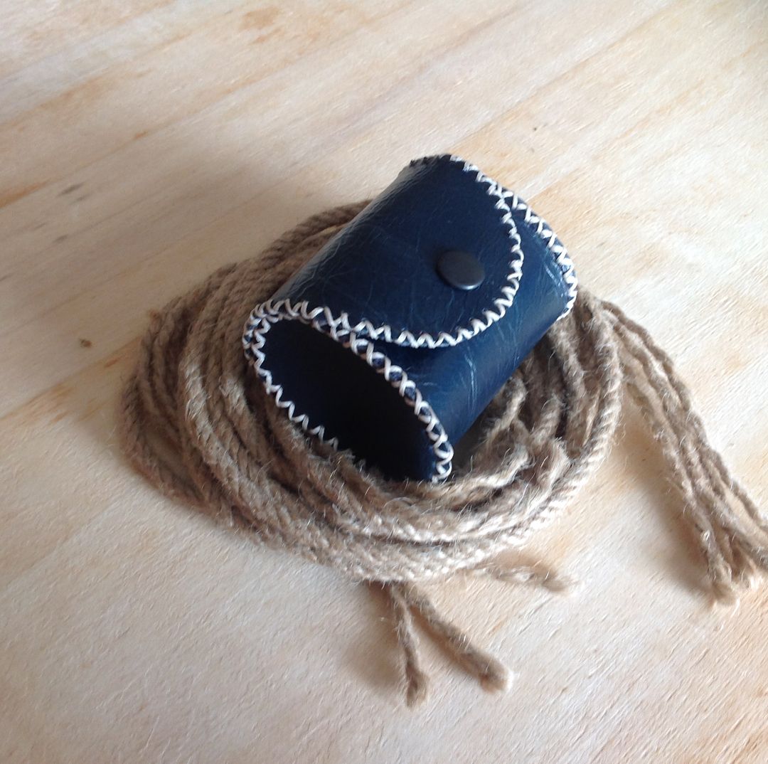 Minik Serimizin Yeni Uyesi 100 Deri Bozuk Para Cuzdani Anahtarlik Olarak Da Kullanilabilir 100 El Yapimi Kisiye Oz Leather Craft Winter Hats Purses