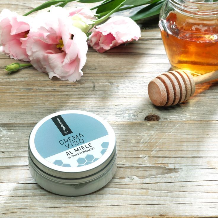 Crema viso al miele di San Patrignano Morbida crema per il viso al miele di tiglio di San Patrignano. Il miele, l’olio di oliva, di mandorle e di vinaccioli nutrono e tonificano la pelle mentre gli estratti biologici di rosa canina, girasole, passiflora e vite rossa idratano, leniscono e rendono la pelle fresca e vellutata. Confezione da 50 ml Indicato per tutte le tipologie di pelle Beauty, Cream, Beauty Illustration